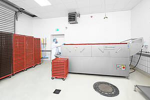 Durchlauf-Waschanlage mit Abblasung für bis zu 160 Euronormbehälter, ID 24-61554 