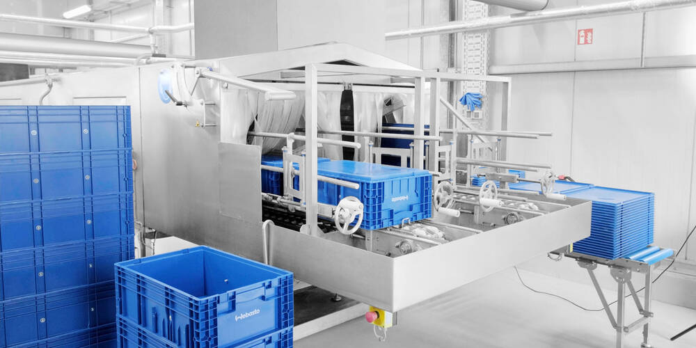 Industrie-Waschanlage für Kleinladungsträger, Trays und Deckel Typ DLWA KLT-Highline, Detail Aufgabebereich des Einlauftischs für KLT-Behälter 