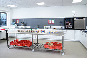 Fahrbarer Edelstahl-Arbeitstisch mit Ablagerost Typ ATR-300-80-SON in der Backwarenbranche, ID 24-63118 