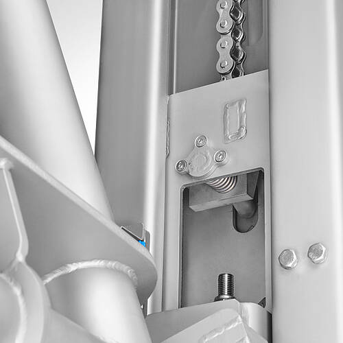 Solid drop guard: 4 mm stainless steel U-rail with slotted holes (200 mm) and pressure spring-activated Ø 20 mm pin - immediate load stop in the event of chain breakage/slack. | Mohn GmbH