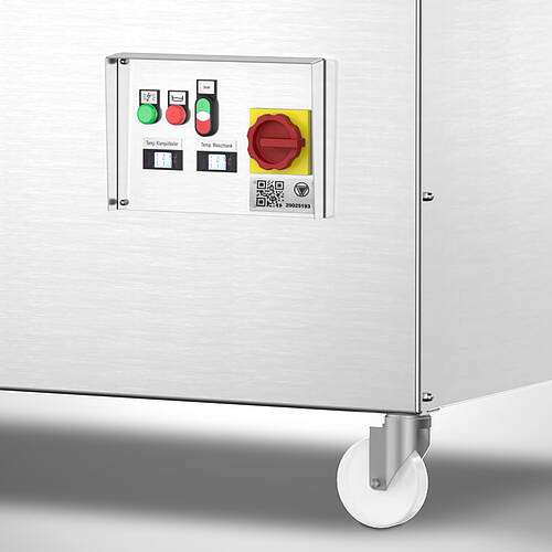 Bild zeigt ein Inventarschild mit Firmenlogo, QR-Code und Inventarnummer an Behälter-Waschanlage