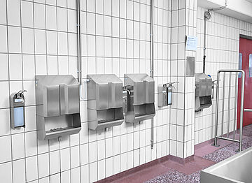 Personnel hygiene station in slaughterhouse and cutting plant for pigs (meat products industry) | Mohn GmbH