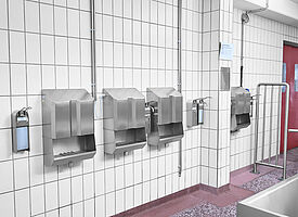 Hochleistungs-Händetrockner innerhalb einer Personal-Hygieneschleuse eines Fleischverarbeitungsbetriebs, ID 18-64133 
