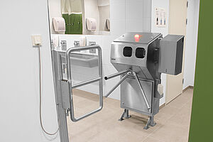 Seifenautomat mit Droparm-Funktion Typ Soap-Control-SR DA mit Magnet-Flügeltor Typ MFT-360-W A/L, ID 18-62583