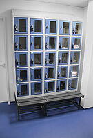 Fächerschränke mit Acrylglastüren und untergebauter Sitzbank, ID 18-62318