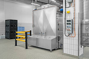 Cabin washing system type KWA-STB for cleaning stacking containers/curing containers, rear view, item no. 11.10.02.89 | Mohn GmbH 