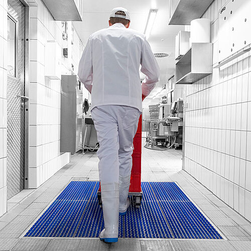 Boden-Hygieneschleuse Typ ProfilGate® aqua, Beispiel: Personenverkehr mit Transportrolli und Euronorm-Behältern 