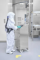 Im pharmazeutischen Reinraum: Stehpultschrank aus Edelstahl Typ SPG-S-E-Fahrbar 50-40, ID 22-65037-5.1 