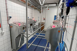 If there is no space for a floor-mounted railing in the floor area due to clean-off zones (tyre cleaning systems), a railing solution for ceiling mounting is an option.