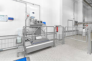 Personal-Hygieneschleuse Typ Check-In-Station II Ecoline mit Fluchtweg-Geländertor Typ GT mit Türwächter, ID-Nr. 24-62670-4.1 