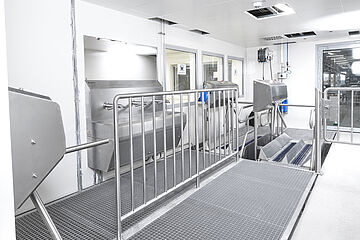 Staff hygiene station in the social and changing room area before access to the production line | Mohn GmbH