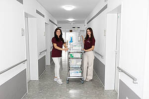 Pflegewagen zur Patientenversorgung Typ PFW-4-523-668, Residenz-Ambiente mit 2 Mitarbeiterinnen, Id-Nr. 25-12562