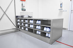 Im pharmazeutischen Reinraum: Überschwenkbank aus Edelstahl Typ USB-D 3-6 Highline, ID 22-65037 