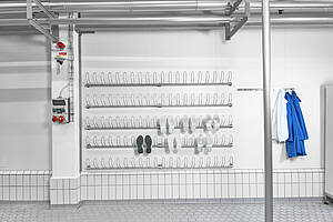 10 Paar Schuh-/Cloghalterleisten zur Wandmontage Typ SC-W 5-Paar i.V. mit Hakenleiste Eco für Kittel 