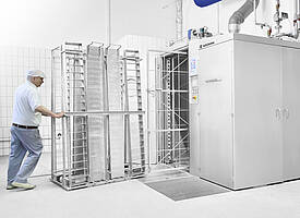 Kabinenwaschanlage Typ KWA-UDT für unterschiedliche Waschgüter in der Backwarenindustrie