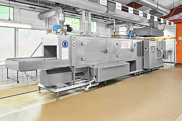 Industrie-Waschanlage zur Reinigung und Trocknung von Bleche, Körbe und Backformen im Durchlaufverfahren – Bilder zum Vergrößern bitte anklicken. | Mohn GmbH