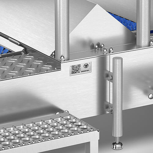 Bild zeigt ein Inventarschild mit Firmenlogo, QR-Code und Inventarnummer an Personal-Hygieneschleuse 