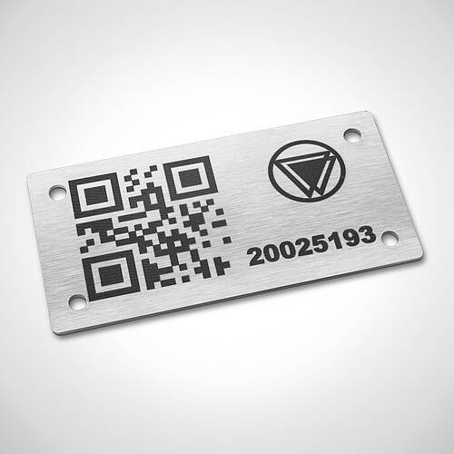 Bild zeigt ein Inventarschild mit Firmenlogo, QR-Code und Inventarnummer in den Abmessungen B 100 × H 50 × 2 mm 