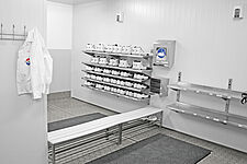 Schwarz-/Weißbereich: Sitzbank für Schuhwechsel als Hygienebarriere integriert, ID 06-60970-61030
