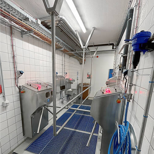 Stainless steel railing for ceiling mounting type DGL, Art. No. 30.00.21.20, inside a personnel hygiene sluice