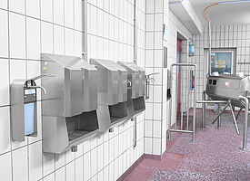 Hochleistungs-Händetrockner innerhalb einer Personal-Hygieneschleuse eines Fleischverarbeitungsbetriebs, ID 18-64133