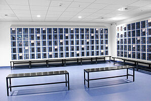 Fächerschränke mit Acrylglastüren und untergebauter Sitzbank, ID 18-62318 