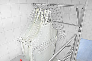 Praxisbeispiel: Schürzen-Wandgarderobe Typ SWG-1000