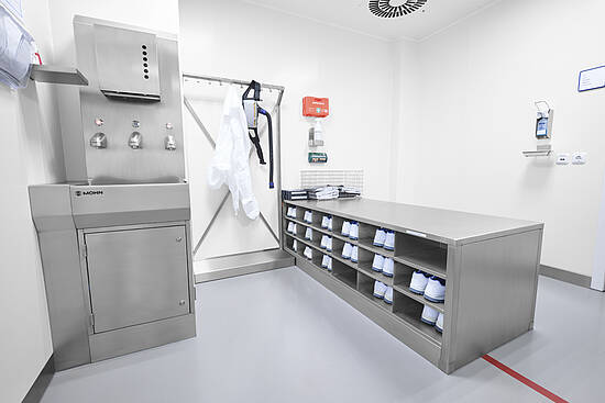 Operating equipment for the pharmaceutical industry