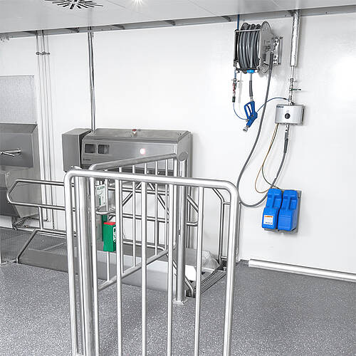 Personal-Hygieneschleuse mit Schlauchaufroller und Schaumstation zur Reinigung | Mohn GmbH