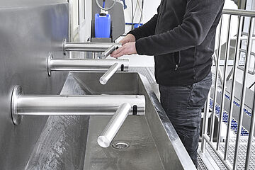 Staff hygiene station in the social and changing room area before access to the production line | Mohn GmbH