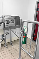 Händereinigung und -desinfektion mit Drehkreuz Typ Clean-Station-Ecoline CSD-SR mit Geländertor, ID 24-61442
