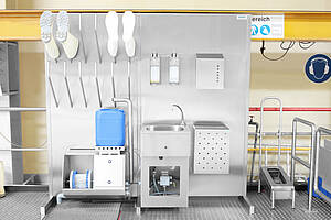 Praxisfoto: Hygienewand als Standmodell Typ HW-HWB-S/Sole-Master mit Stiefelhalter 