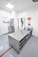 Im pharmazeutischen Reinraum: Überschwenkbank aus Edelstahl Typ USB-D 3-6 Highline, ID 22-65037 