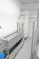 Praxisbeispiel: Schürzen-Wandgarderobe Typ SWG-1000 