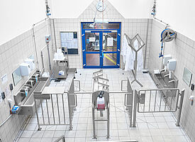 Personal-Hygieneschleuse mit Geländer und Geländertoren aus Edelstahl, ID 20-63469 