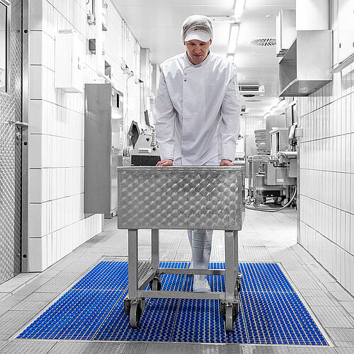 Boden-Hygieneschleuse TypProfilGate® dry für den Einsatz in der Backwarenindustrie, Beispiel: Personenverkehr mit Gerätschaften