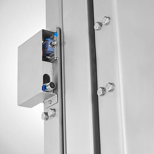 Anti-Crash-Vorrichtung (redundant): Oben schaltet ein induktiver Initiator ab; falls der überfahren wird, erzwingt ein mechanischer Sicherheitsschalter den Not-Halt | Mohn GmbH