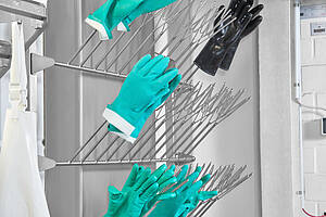 Detailansicht: Handschuhhalterleisten aus Edelstahl Typ HSA-6 zur Wandmontage 
