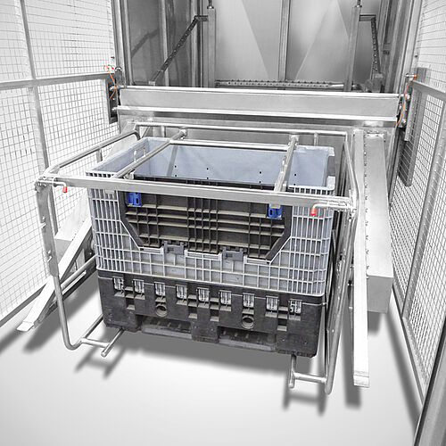 Cabin washing system for foldable plastic boxes 