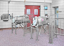 Eingangsbereich Hygieneschleuse: 2-Hand Seifenautomat mt Drehkreuz in Kombination mit Geländer und Schikane.