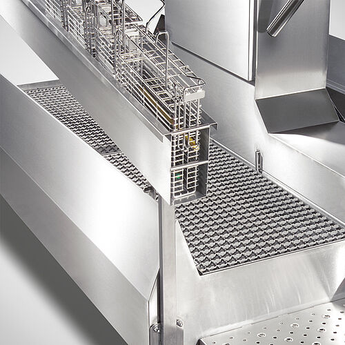 Knife basket chute for personnel hygiene sluice