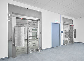 Elektrische Portaldrehkreuze zur Personenvereinzelung aus Edelstahl