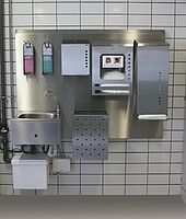 Hygienewand mit Hebeanlage & Spendersystem 