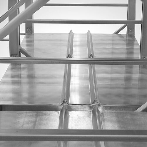Modular shelving system: detailed view of shelf with lock for wheels 