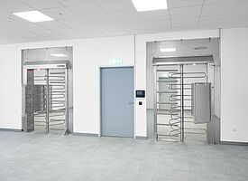 Elektrische Portaldrehkreuze zur Personenvereinzelung aus Edelstahl 