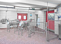 Edelstahl-Geländertor mit Haftmagnetverriegelung innerhalb einer Personal-Hygieneschleuse