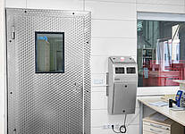 2-Hand Desinfektionsautomat Typ Desi-Star Highline mit automatischer Türfreigabe nach korrekter Handdesinfektion.