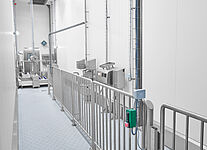Staff routing by means of railings within a staff hygiene station 