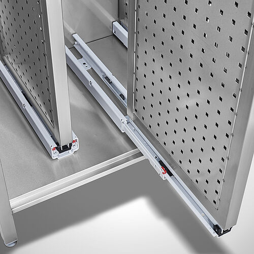 Vertikalauszugschrank aus Edelstahl Typ VSD-100-60, Detail Lochblechwand-Auszug