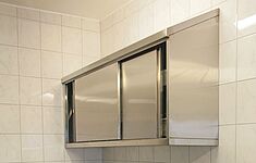 Hängeschrank mit Schrägdach und Schiebetüren
